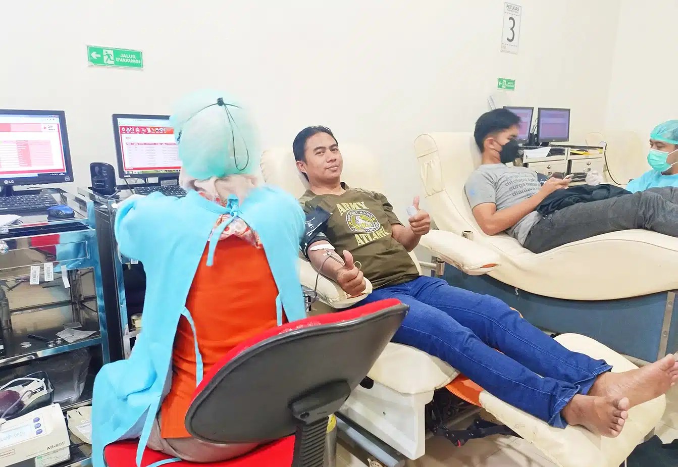 Relawan-PMI-PMR-KSR-ciamis-donor-darah-warga-bantuan-bencana-Indonesian-red-cross-bulan-sabit-Palang-Merah